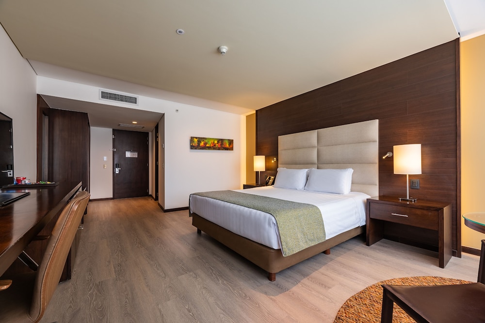 SUPERIOR, QUEEN BED