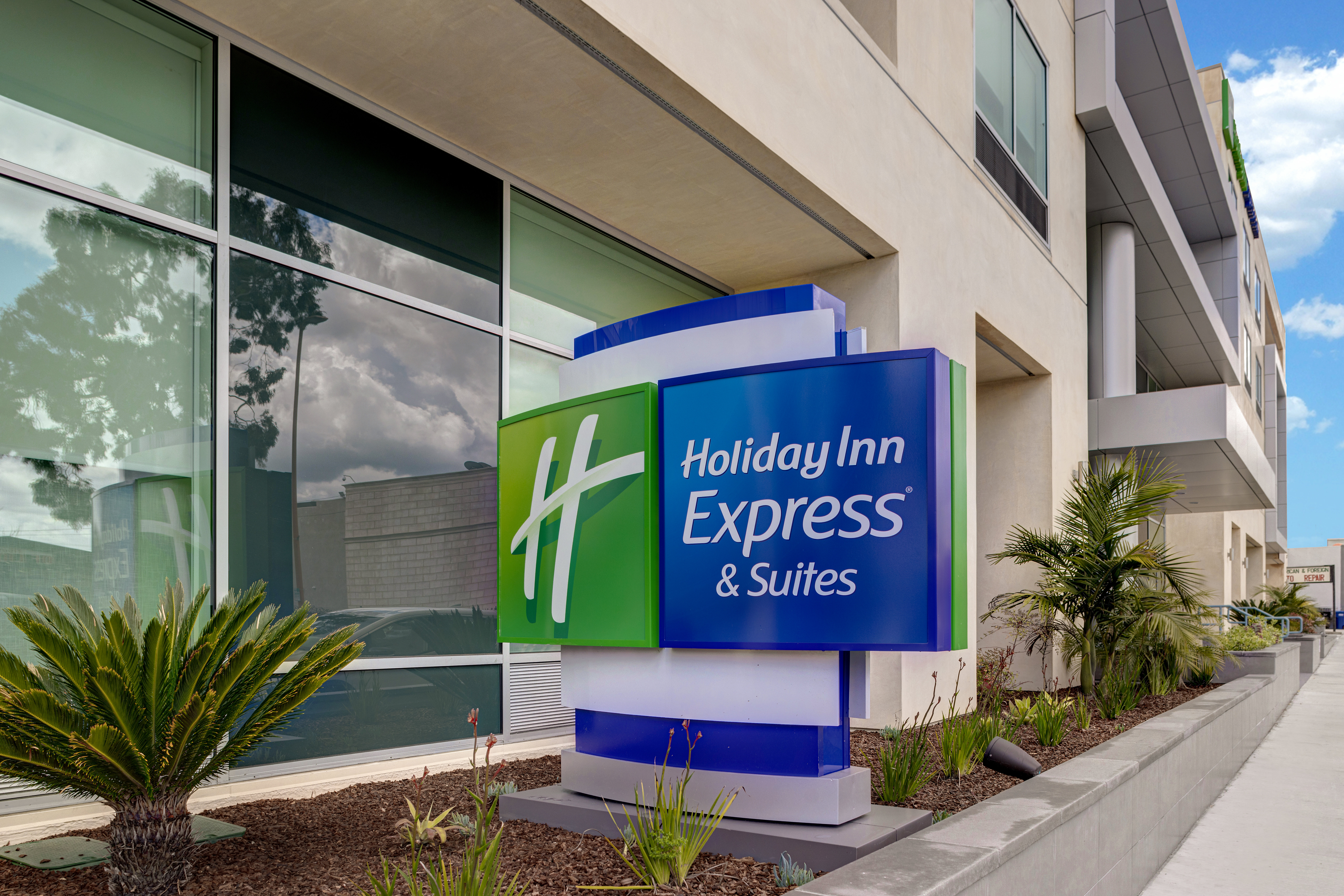 Holiday Inn Express and Suites Glendale Downtown 6/44