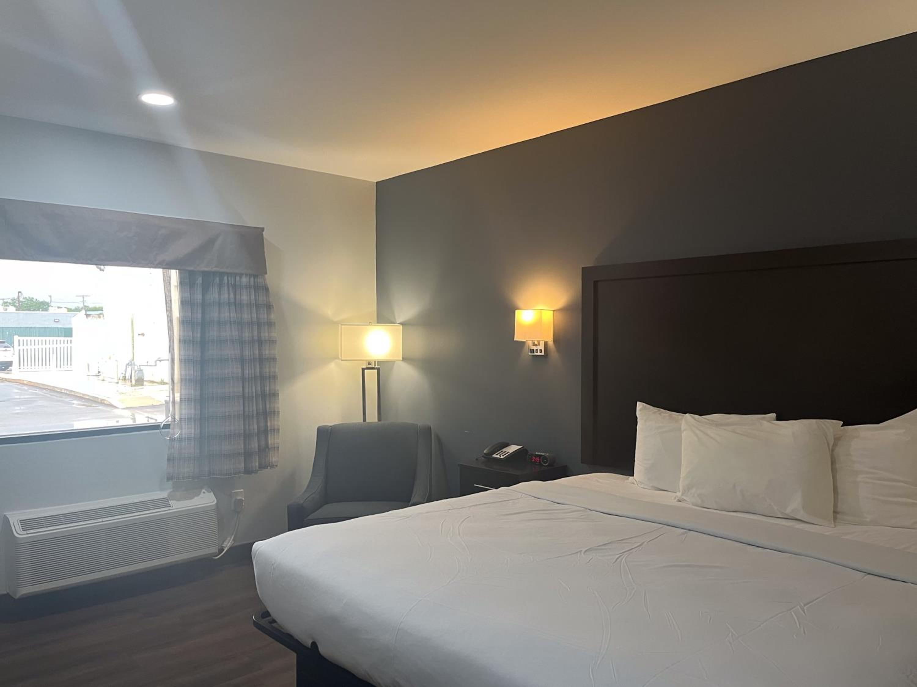 ROOM, KING BED