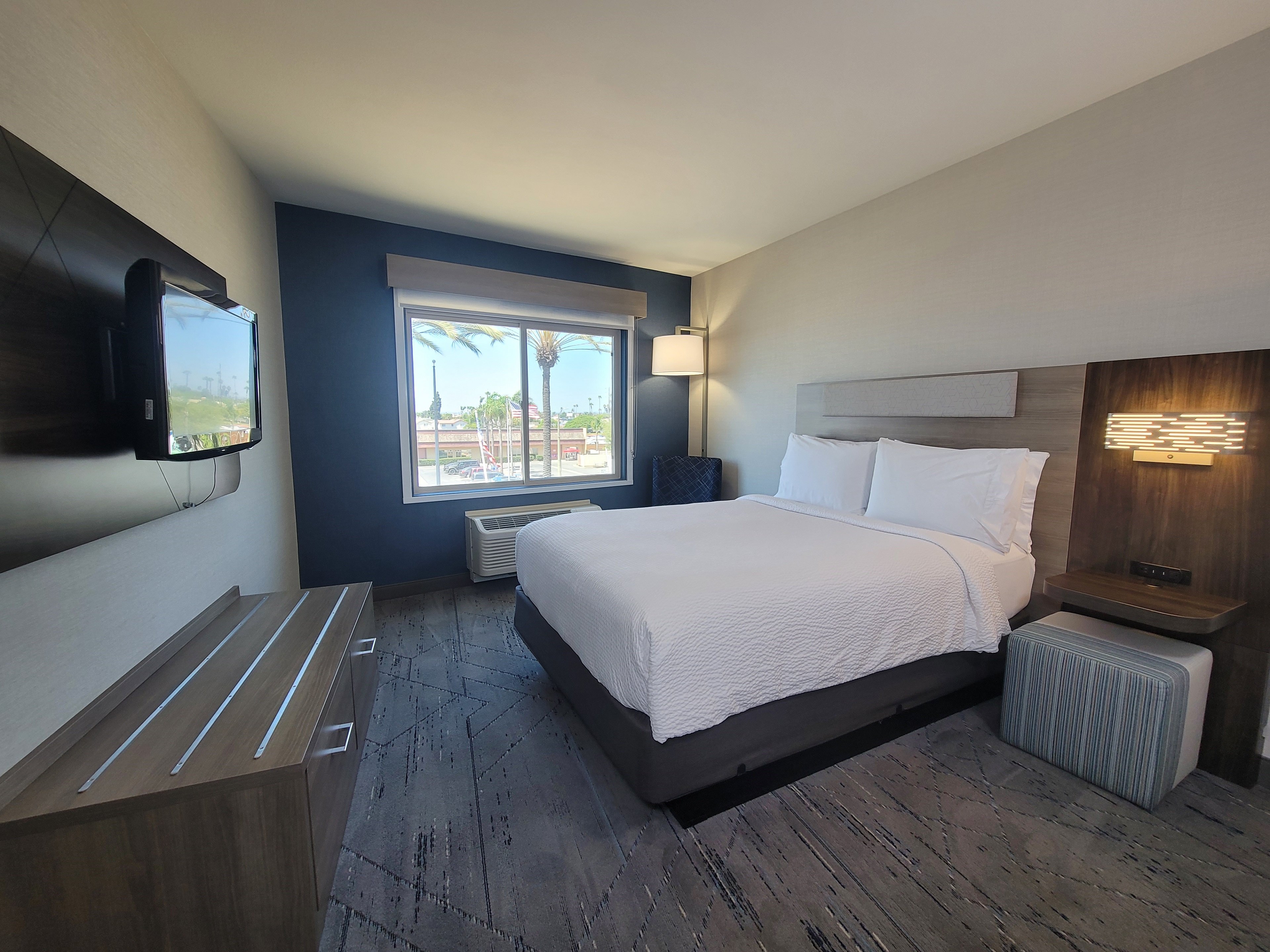 HOLIDAY INN EXPRESS SAN DIEGO SOUTH - CHULA VISTA 28/71