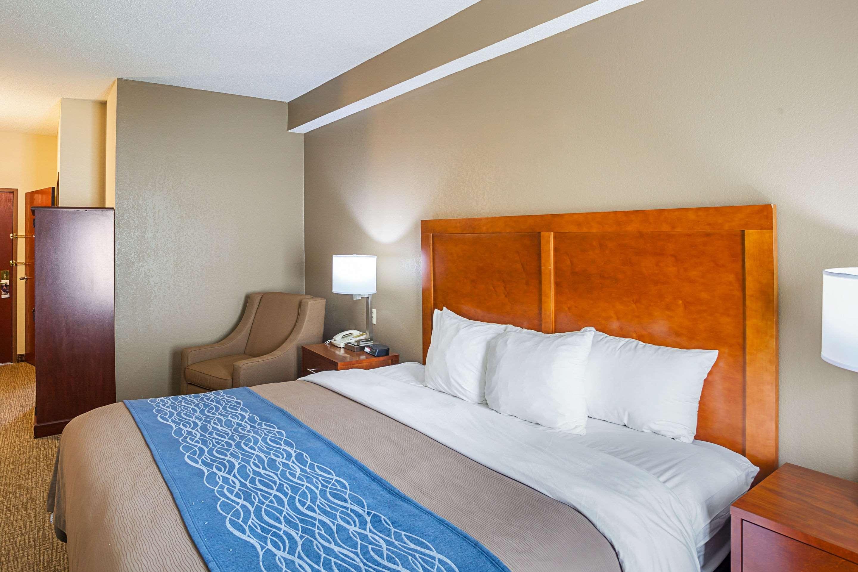 ROOM, KING BED