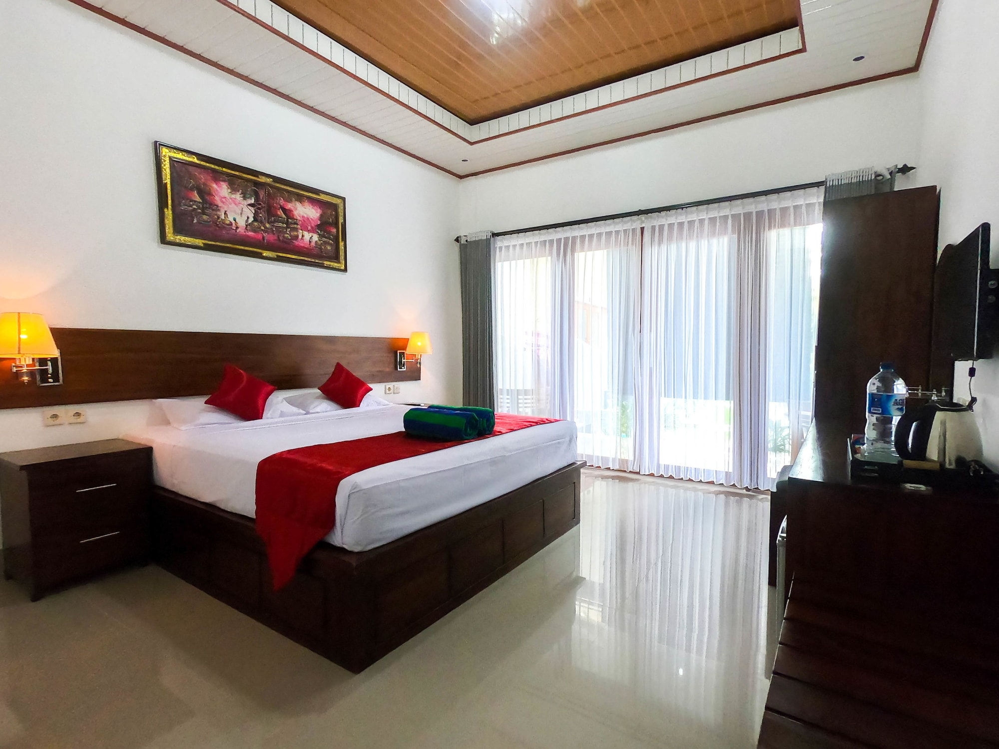DELUXE, KING BED