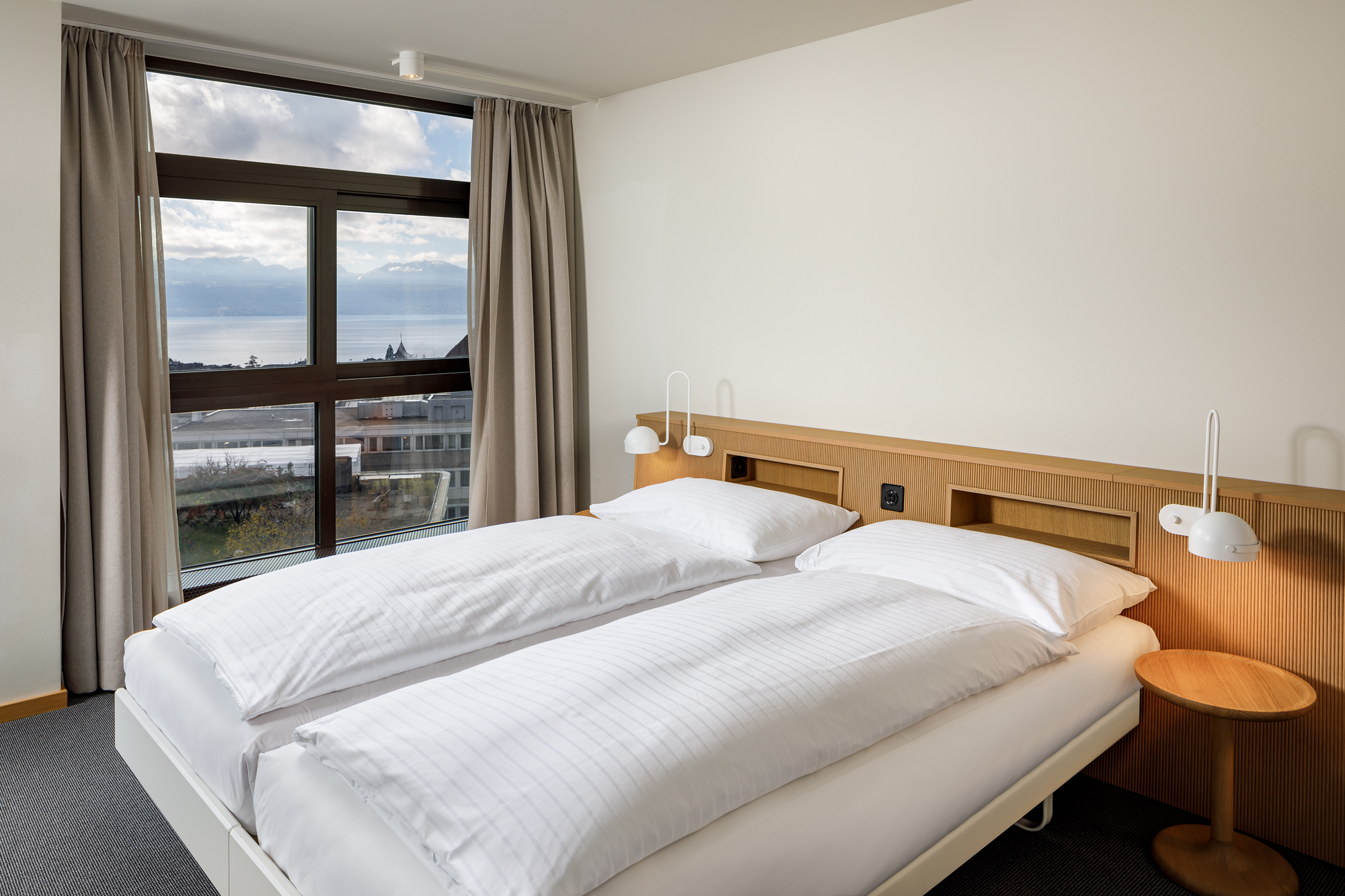 ROOM, DOUBLE OR TWIN BED, STREET VIEW