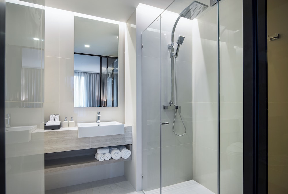 غرفة تنفيذية بسرير كينج بإطلالة على البحر، Seaphere Pattaya Hotel 5/8