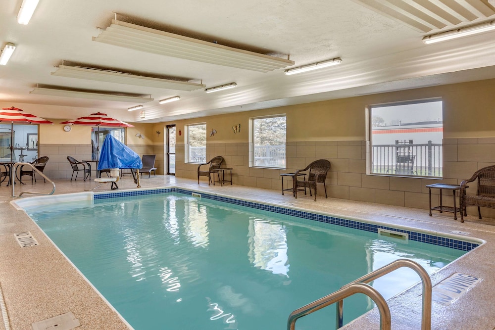 Comfort Inn And Suites Paw Paw 32/54