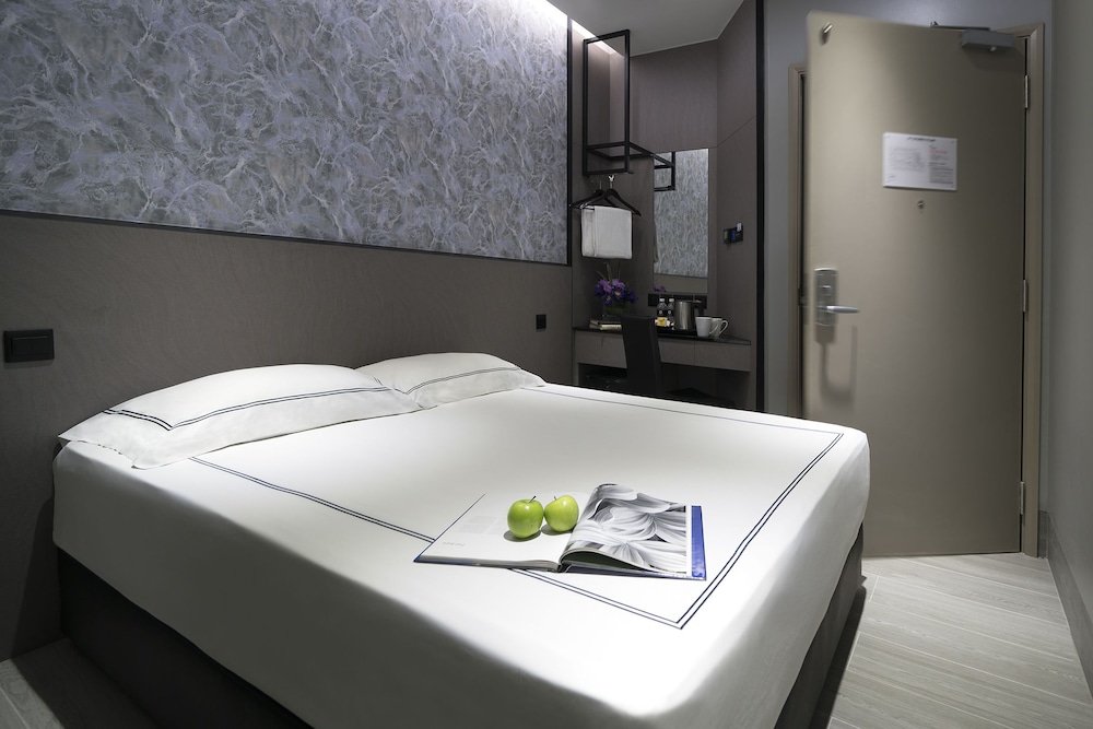 Standard, Queen Bed, No Window
