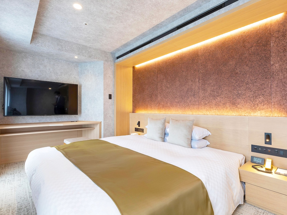 DELUXE, QUEEN BED, CITY VIEW, SOFA