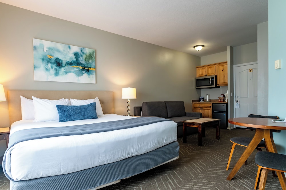 Spa, Suite, King Bed, No View, Sofa, Inn at the Prom 2/6