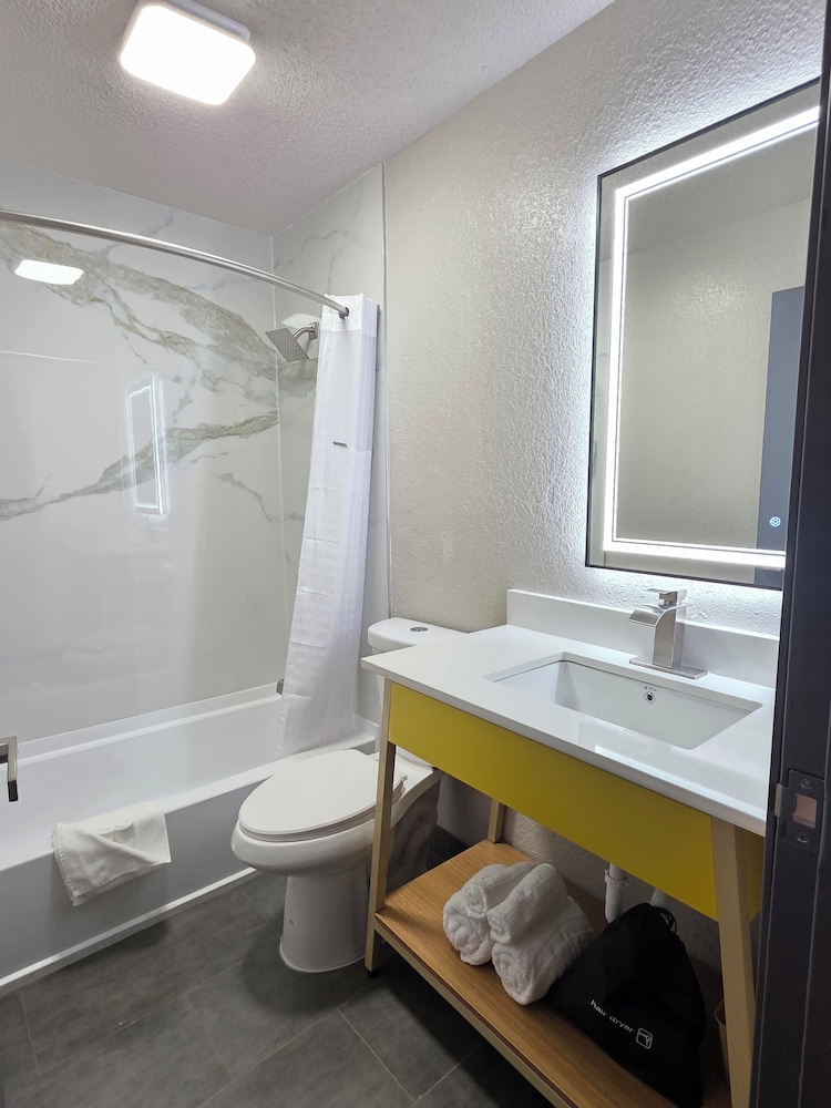 Room, Queen Bed, Accessible, Days Inn by Wyndham Waukegan 7/7