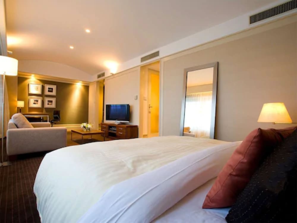 Executive, Twin Beds, Rembrandt Hotel Tokyo Machida 2/3