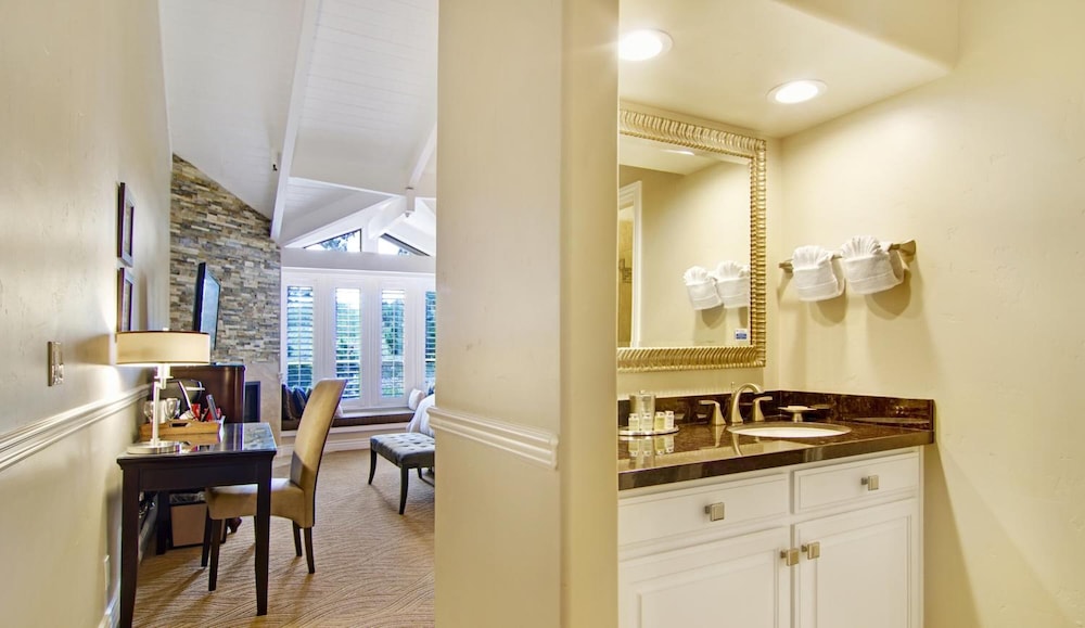 Carriage House Inn 31/35