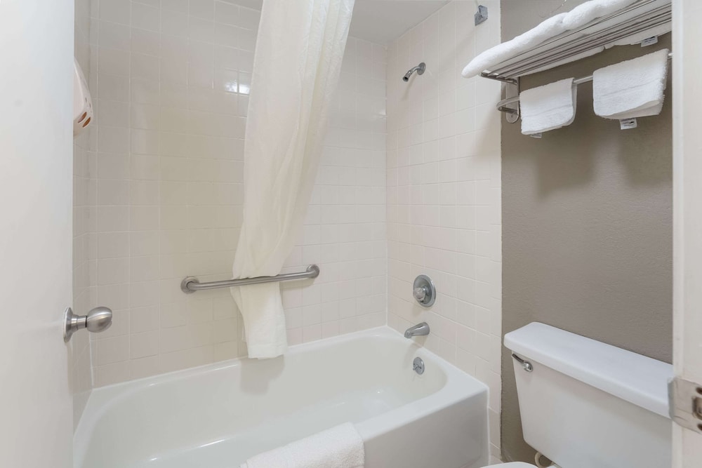 Econo Lodge Thomaston 14/35