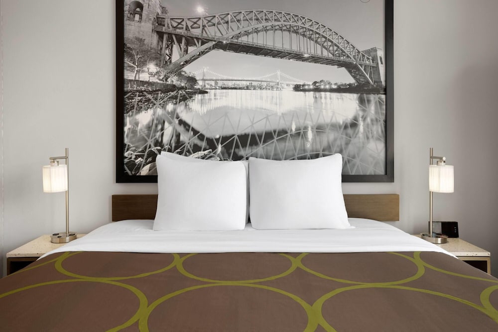 Super 8 by Wyndham Bronx Near Stadium 40/40