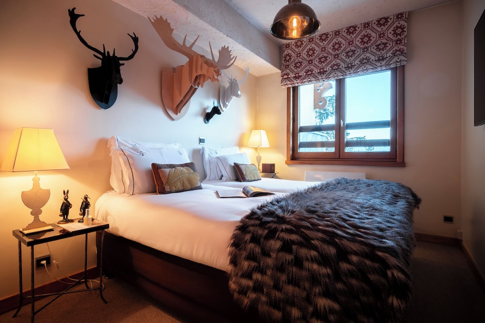 Chalet, Suite, 1 Queen and 1 Single Bed
