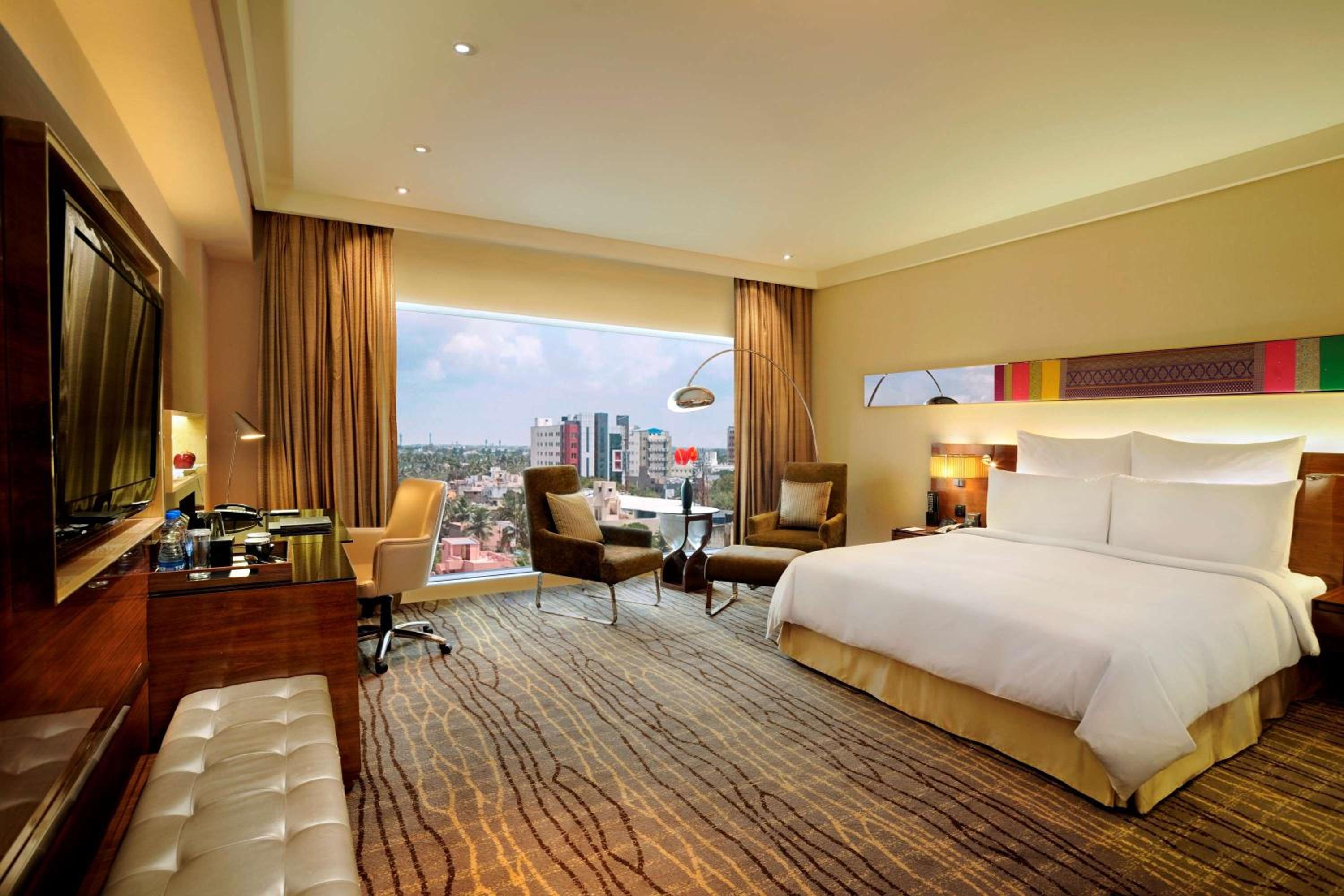 DELUXE, KING BED, CITY VIEW, HIGH FLOOR
