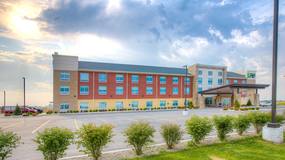 Holiday Inn Express & Suites Remington 3/49