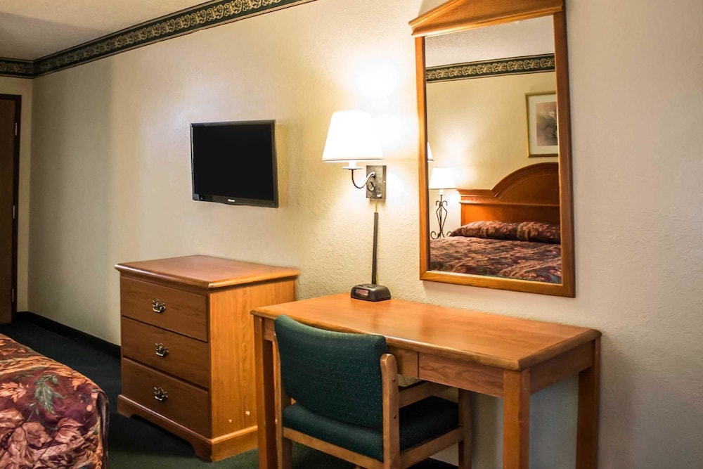 Econo Lodge Akron Copley Northwest 27/34