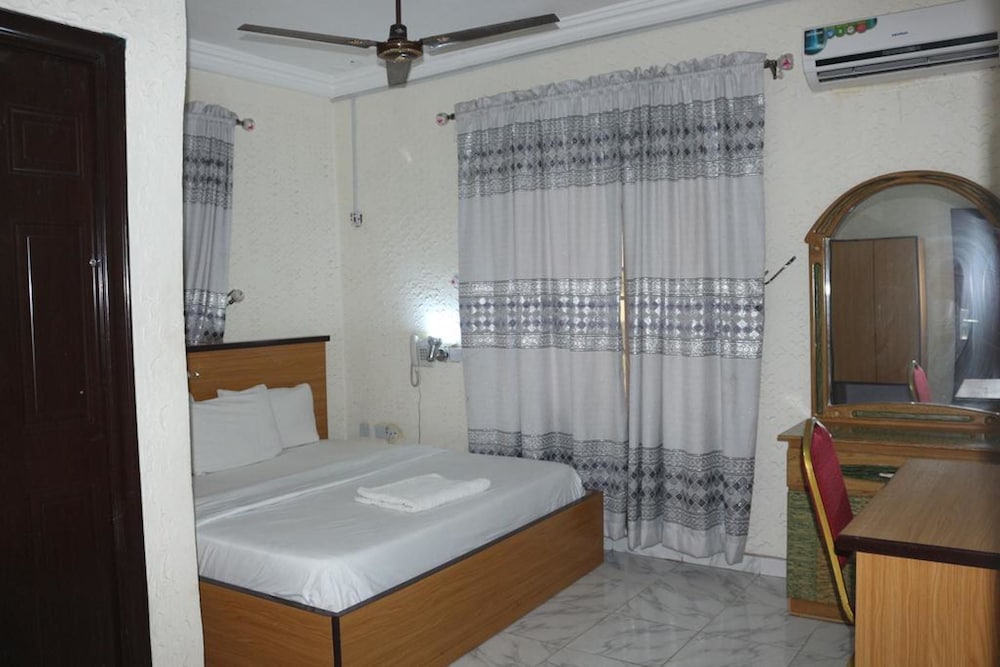 Grand Decent Hotel And Suites 8/14