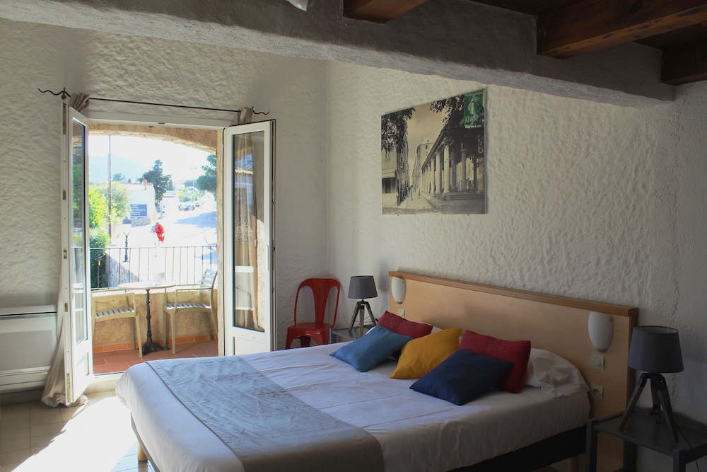 ROOM, QUADRUPLE