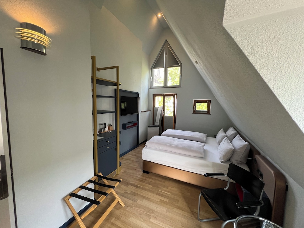 DELUXE, DOUBLE BED