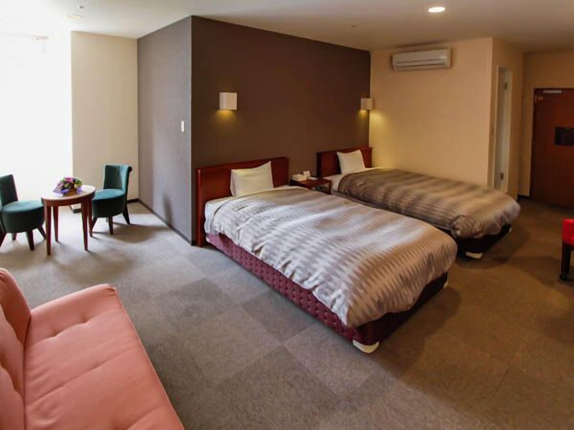 DELUXE, TWIN BEDS