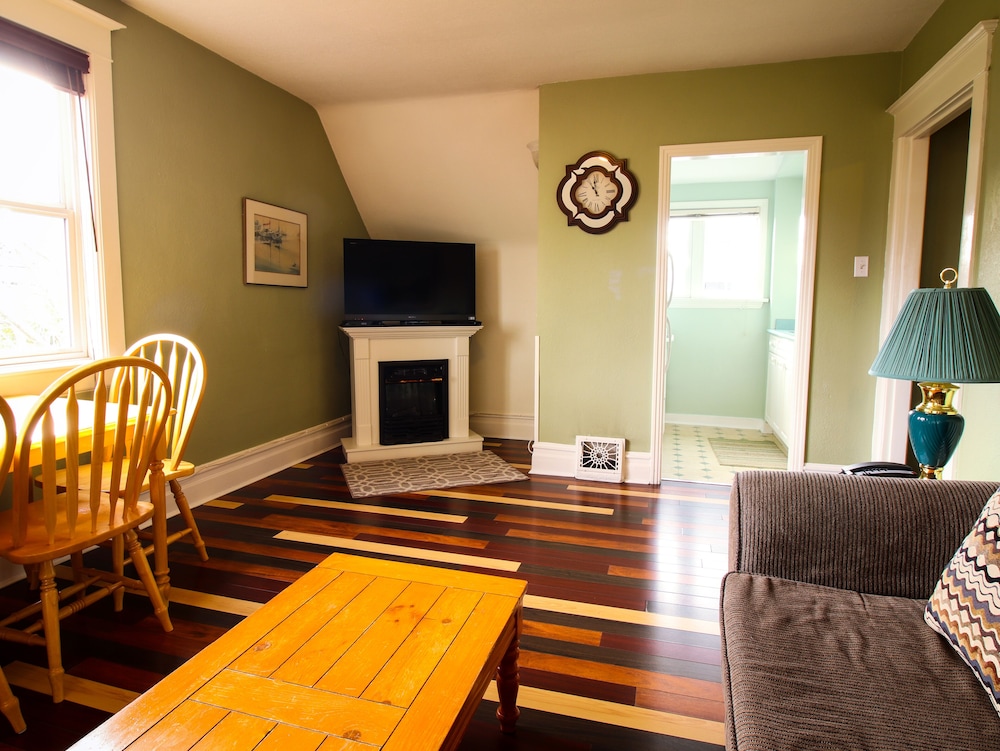 James Bay Inn Hotel Suites Cottage 50/74