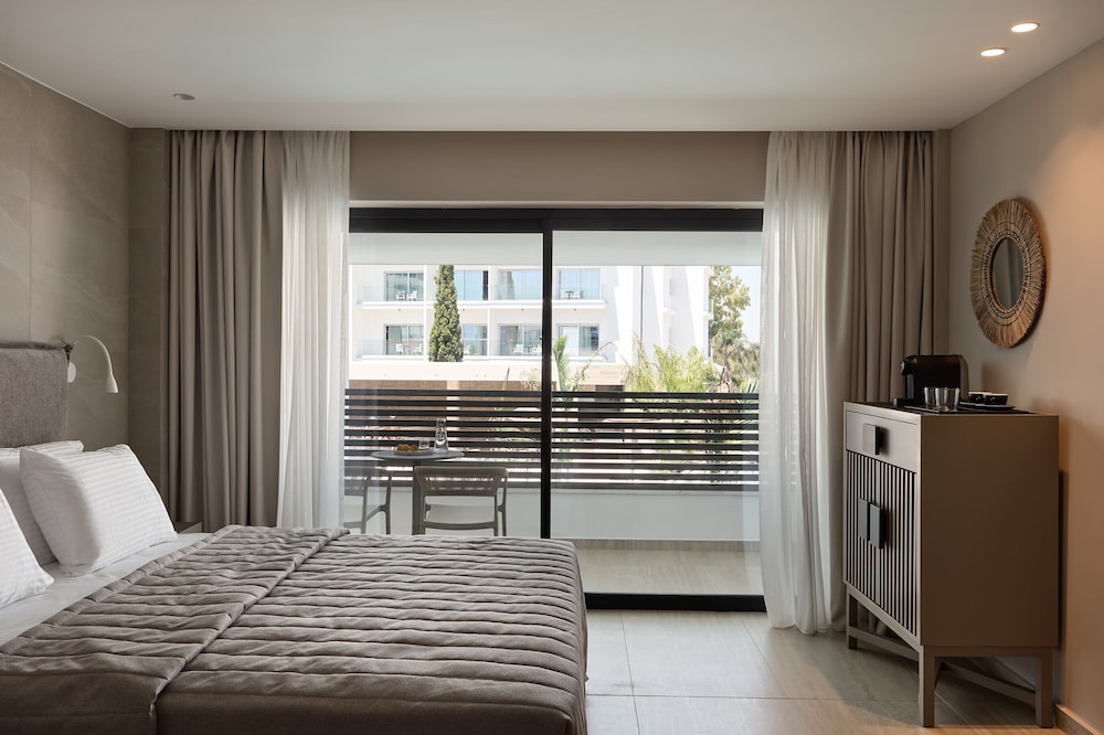 Deluxe, Double Bed, Pool View, Sofa, Adult Only, Hot Tub