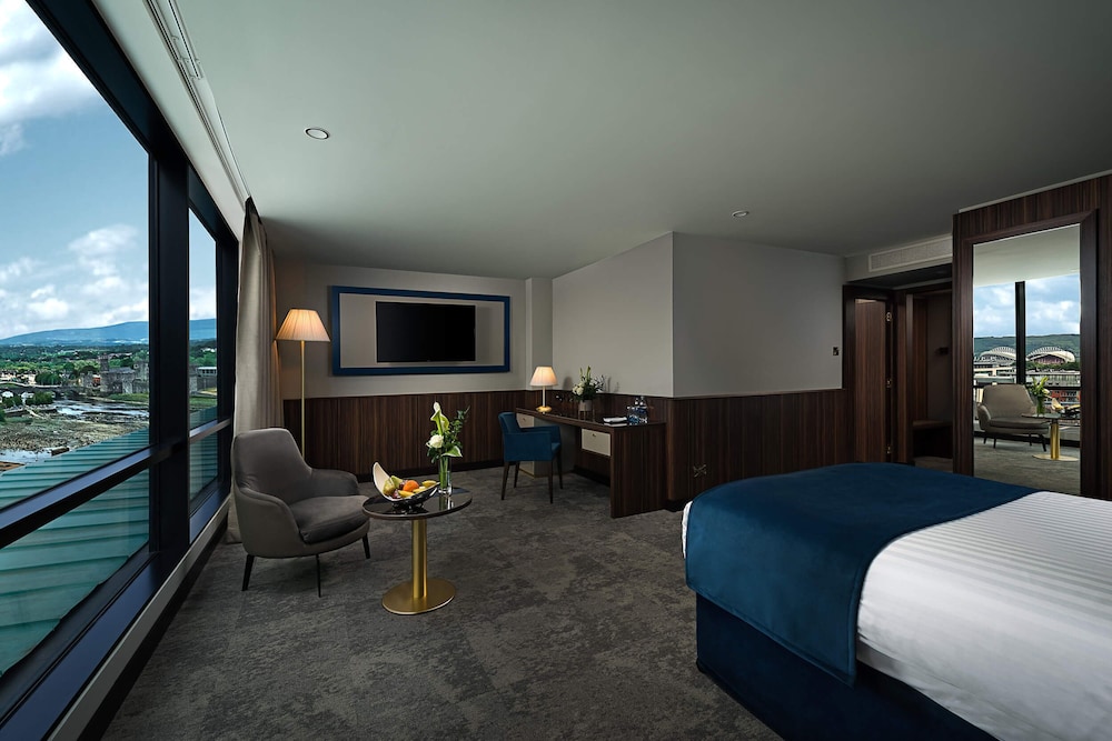 غرفة عائلية بسرير كينج وسريرين منفصلين، The Savoy Hotel 5/9