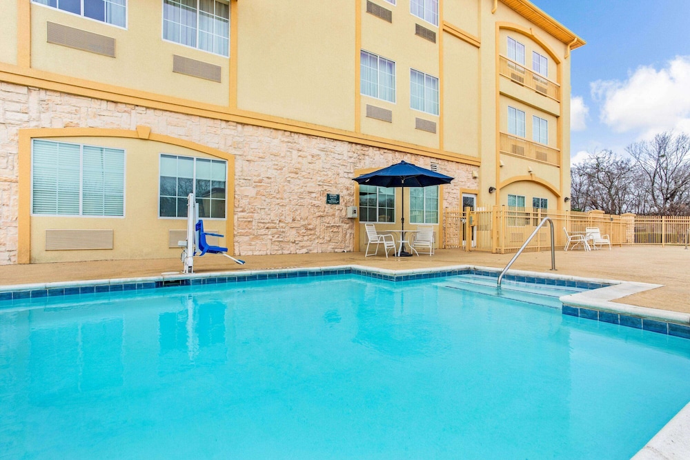 La Quinta Inn & Suites by Wyndham Ennis 7/50