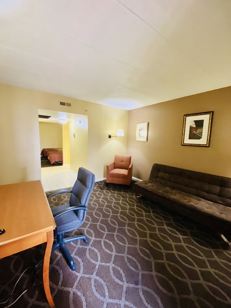 Red Roof PLUS+ & Suites Virginia Beach - Seaside 22/45