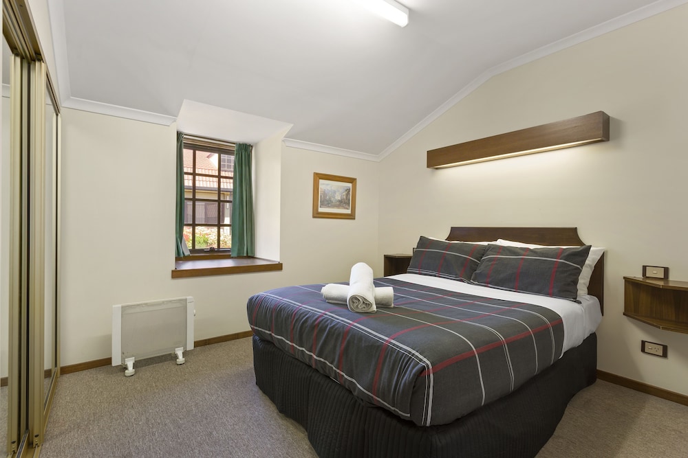 Village Family Motor Inn 17/47