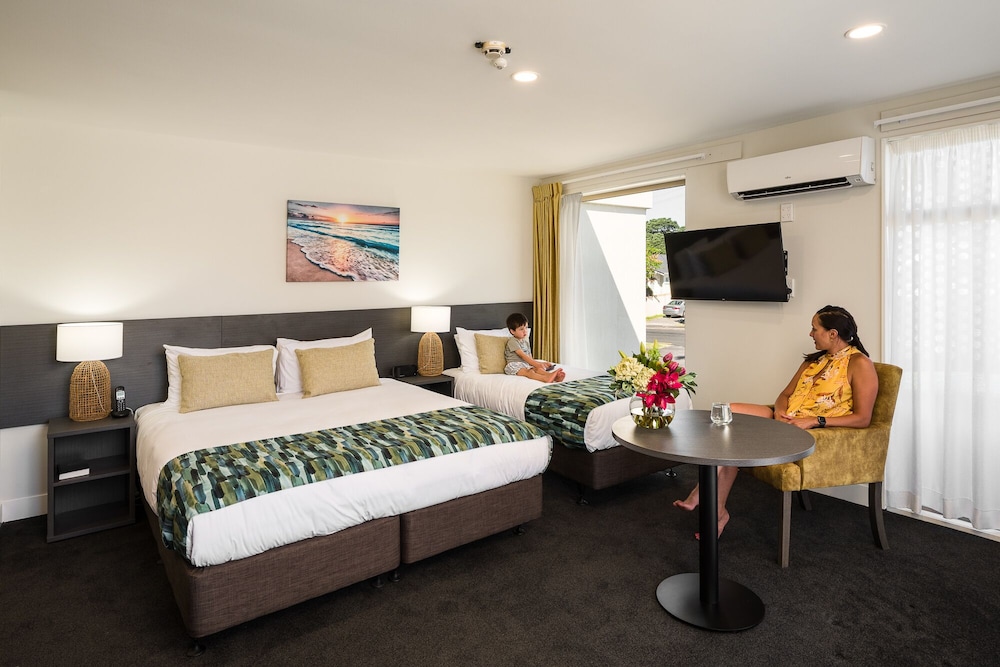 Carnmore Hotel Takapuna 20/65
