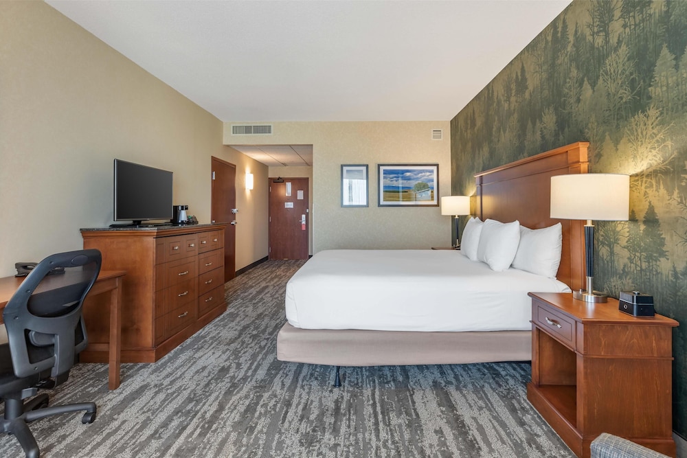 غرفة ديلوكس بسرير كينج بغرفتين بحوض استحمام لذوي الإعاقة، Drury Inn and Suites Denver Central Park 2/3
