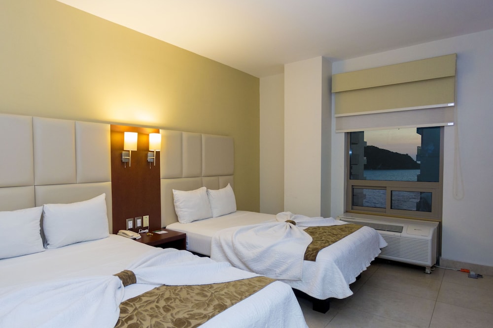 STANDARD, DOUBLE BED, PARTIAL OCEAN VIEW
