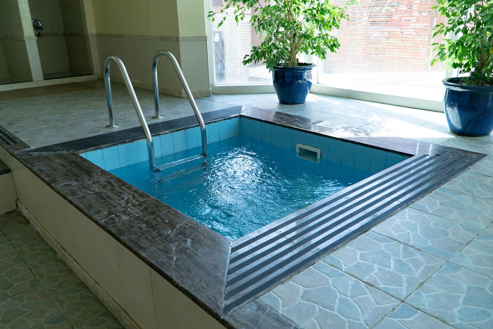 swimming pool spa