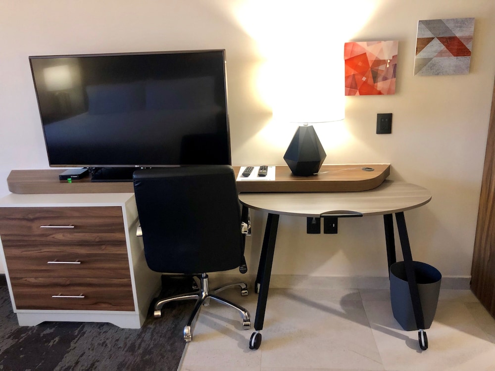 Holiday Inn And Suites Monterrey Apodaca Zona Airport 61/77