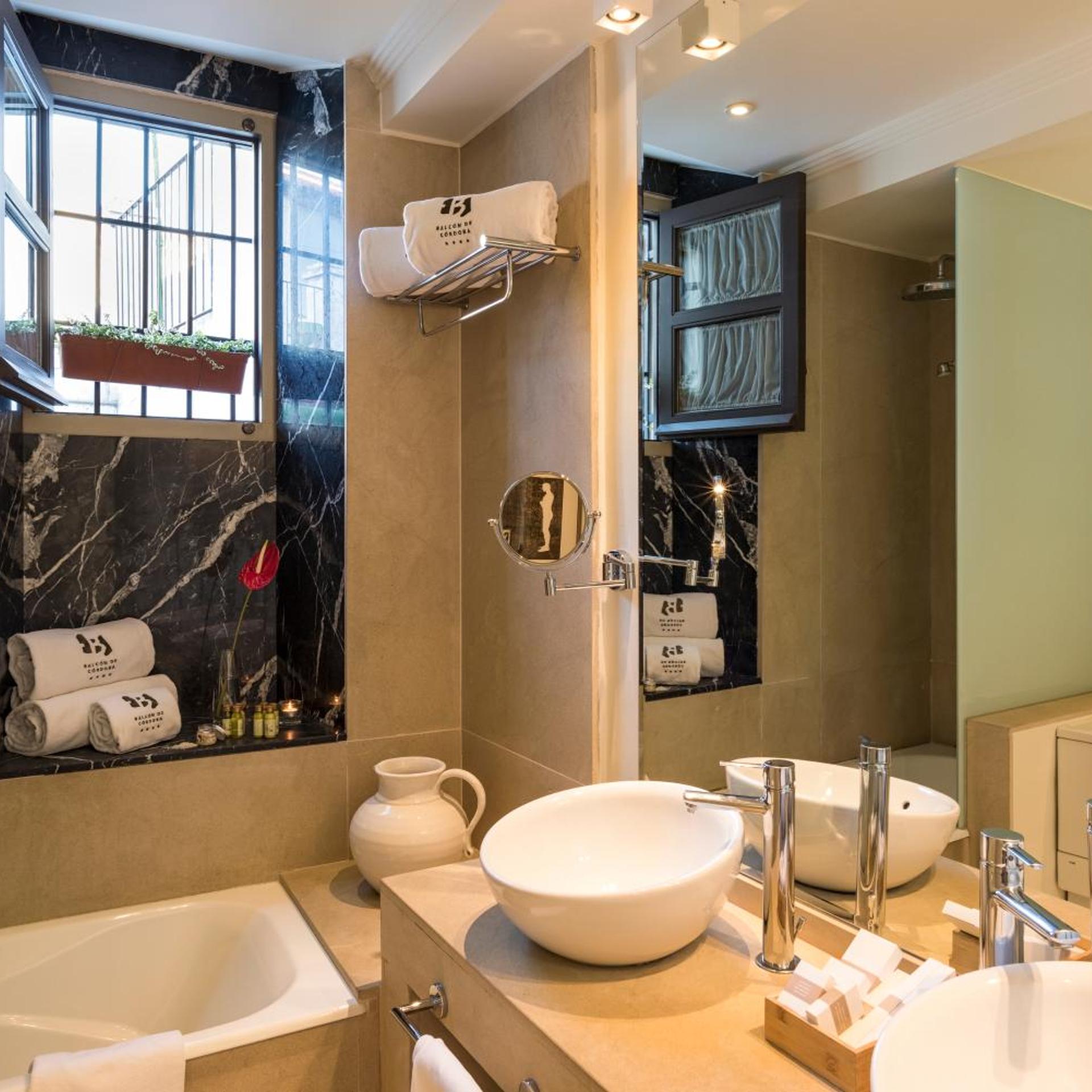 غرفة عائلية بحوض استحمام، Balcon De Cordoba 3/5