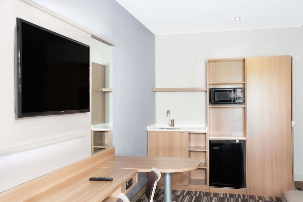 Microtel Inn and Suites By Wyndham Naples Vernal 18/50