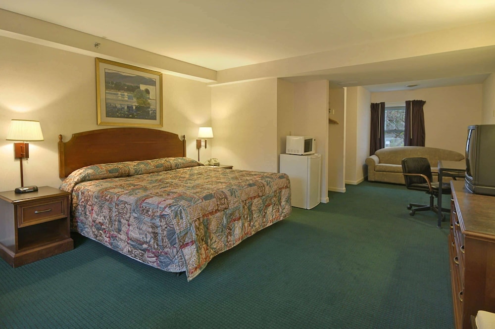 Howard Johnson By Wyndham Williamstown 12/24