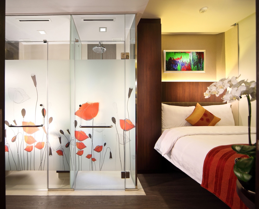 HOTEL CLOVER 5 HONGKONG STREET 18/37