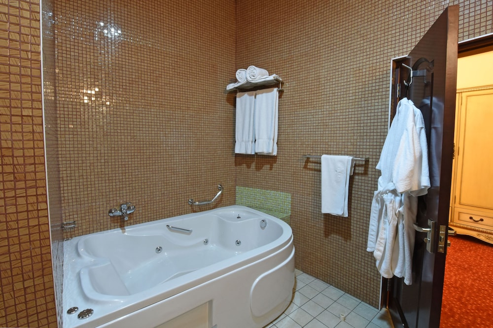 Imperial Royale Hotel 66/66