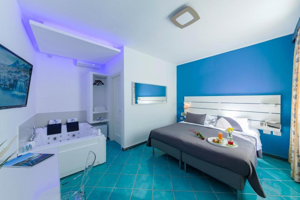 Suite, Hot Tub