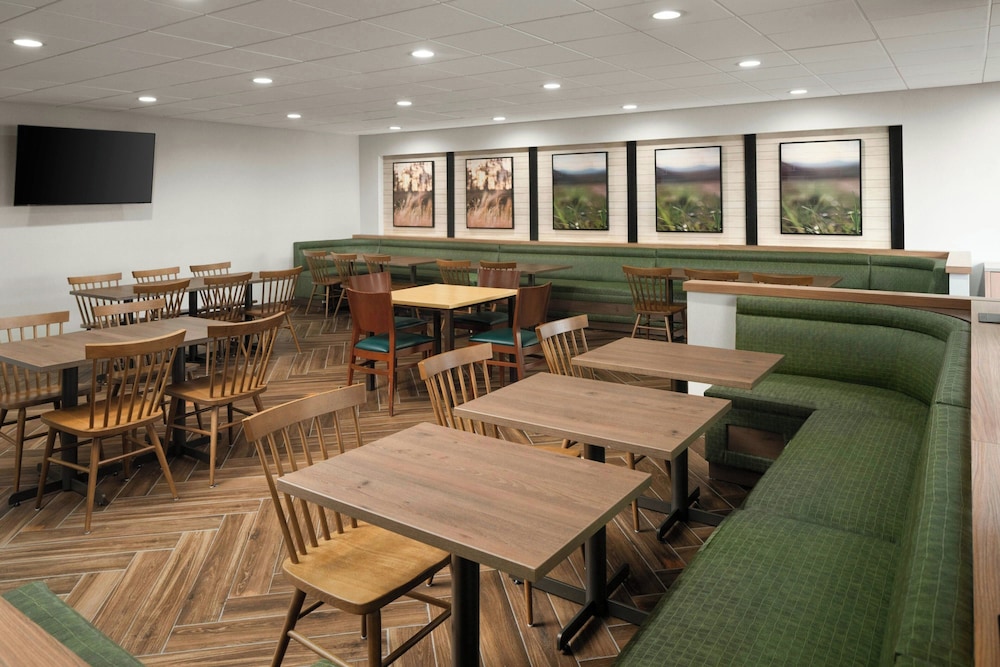 Fairfield Inn & Suites Newark Liberty International Airport 22/38