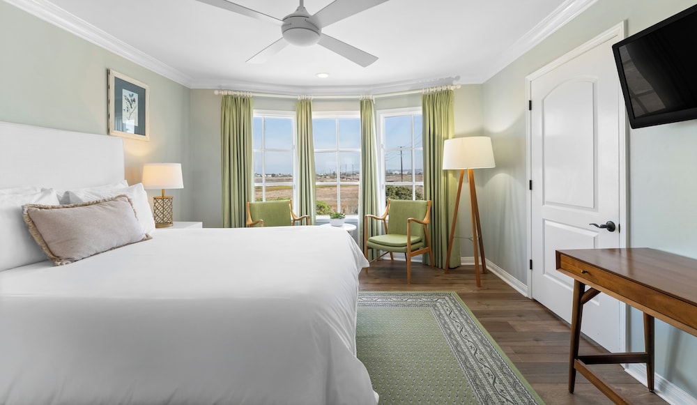 Queen Bed, Partial View