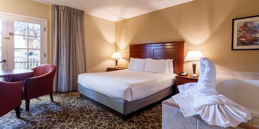Atrium, Suite, Jetted Tub