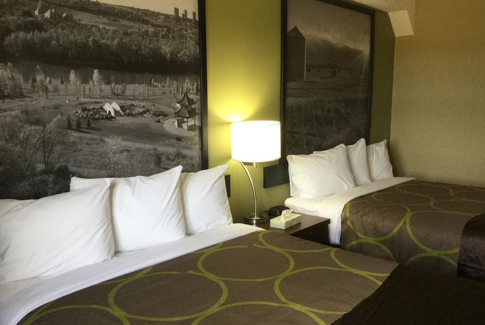 SUPER 8 BY WYNDHAM HARDISTY 10/36