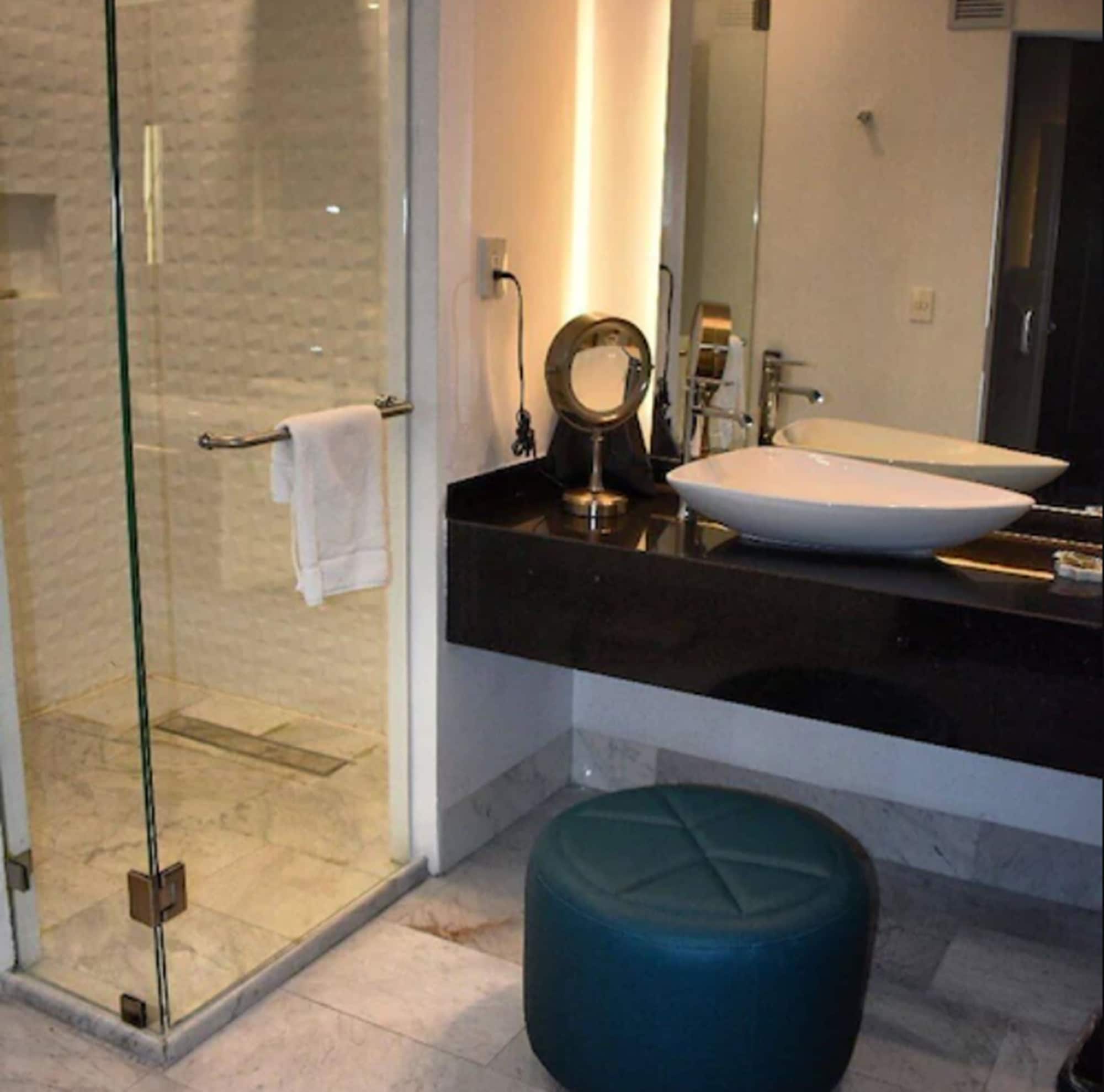 PREMIUM, SUITE, KING BED, CITY VIEW