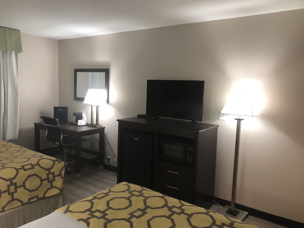 Baymont by Wyndham Phoenix I-10 near 51st Ave 40/55