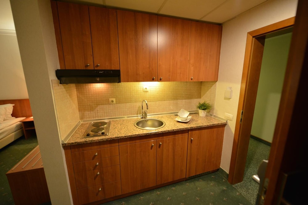 Karpos Hotel 6/50