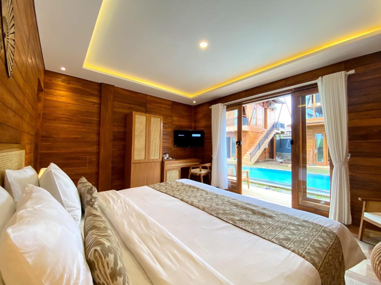 DELUXE, KING BED
